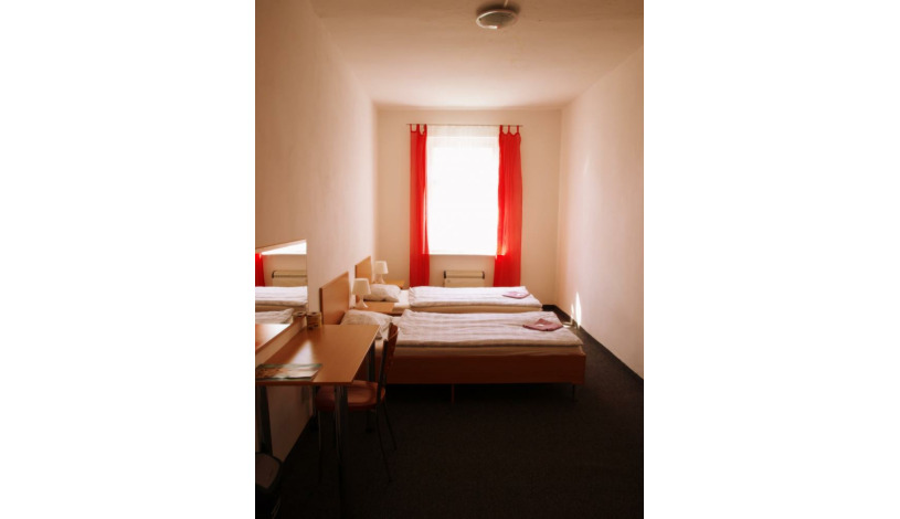 Penzion Village Karlovy Vary - Dvoulůžkový pokoj se společnou koupelnou